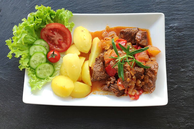 Gulasch angerichtet mit Kartoffeln