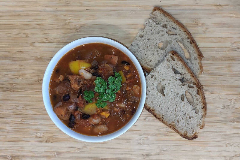 Veganes Chilli mit Süßkartoffeln angerichtet mit Brot