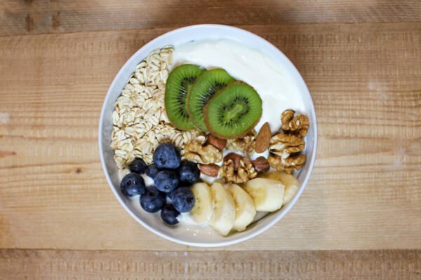 Müslibowl mit Joghurt Nüssen Haferflocken Obst